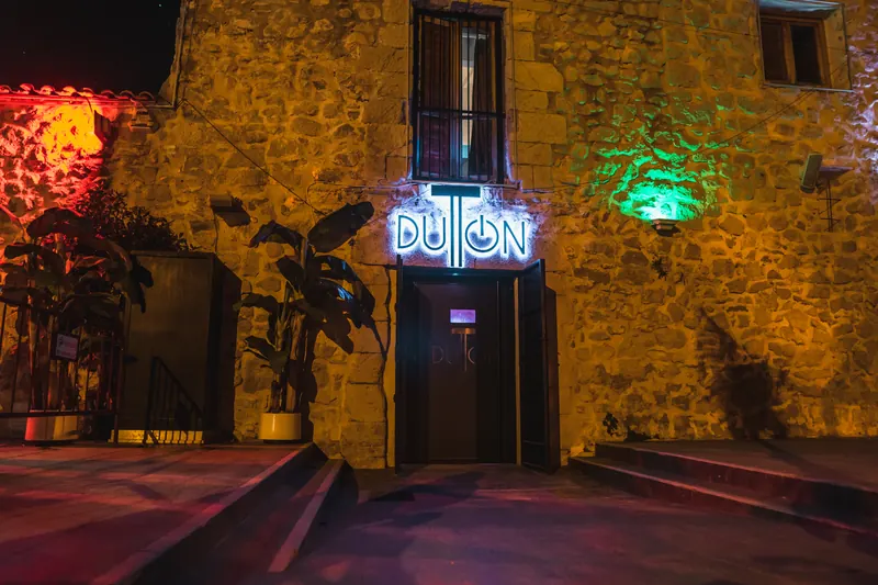 Fachada de piedra de Dutton con su rótulo