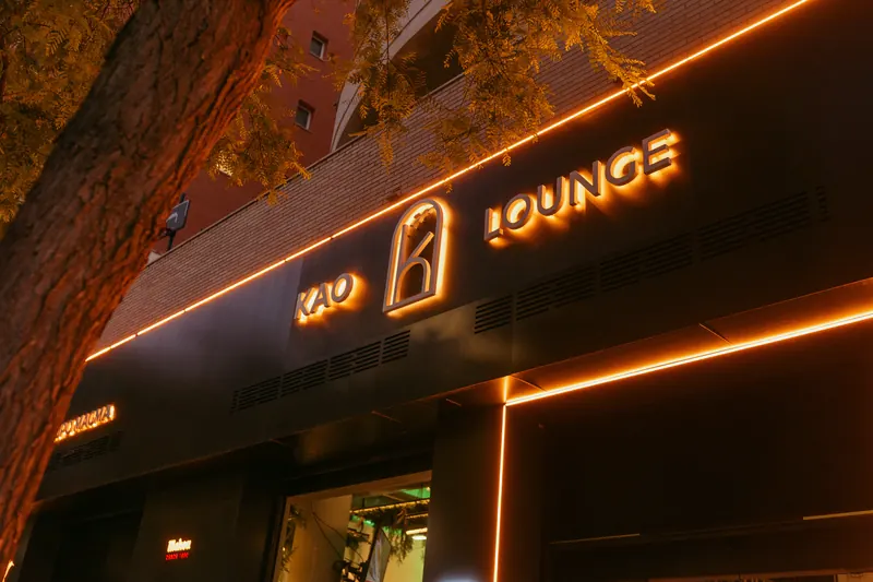 Fachada de KAO Lounge de noche