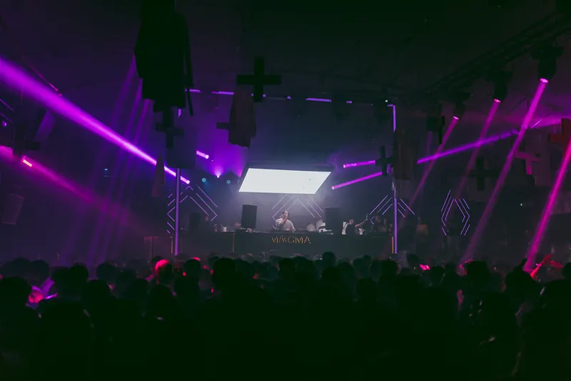 Pista de Magma Club con láseres durante una sesión