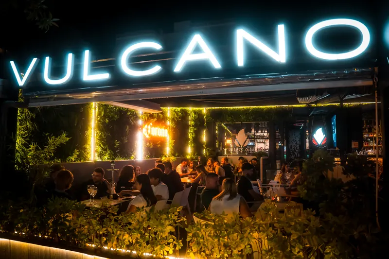 Rótulo de neón de Vulcano sobre la terraza